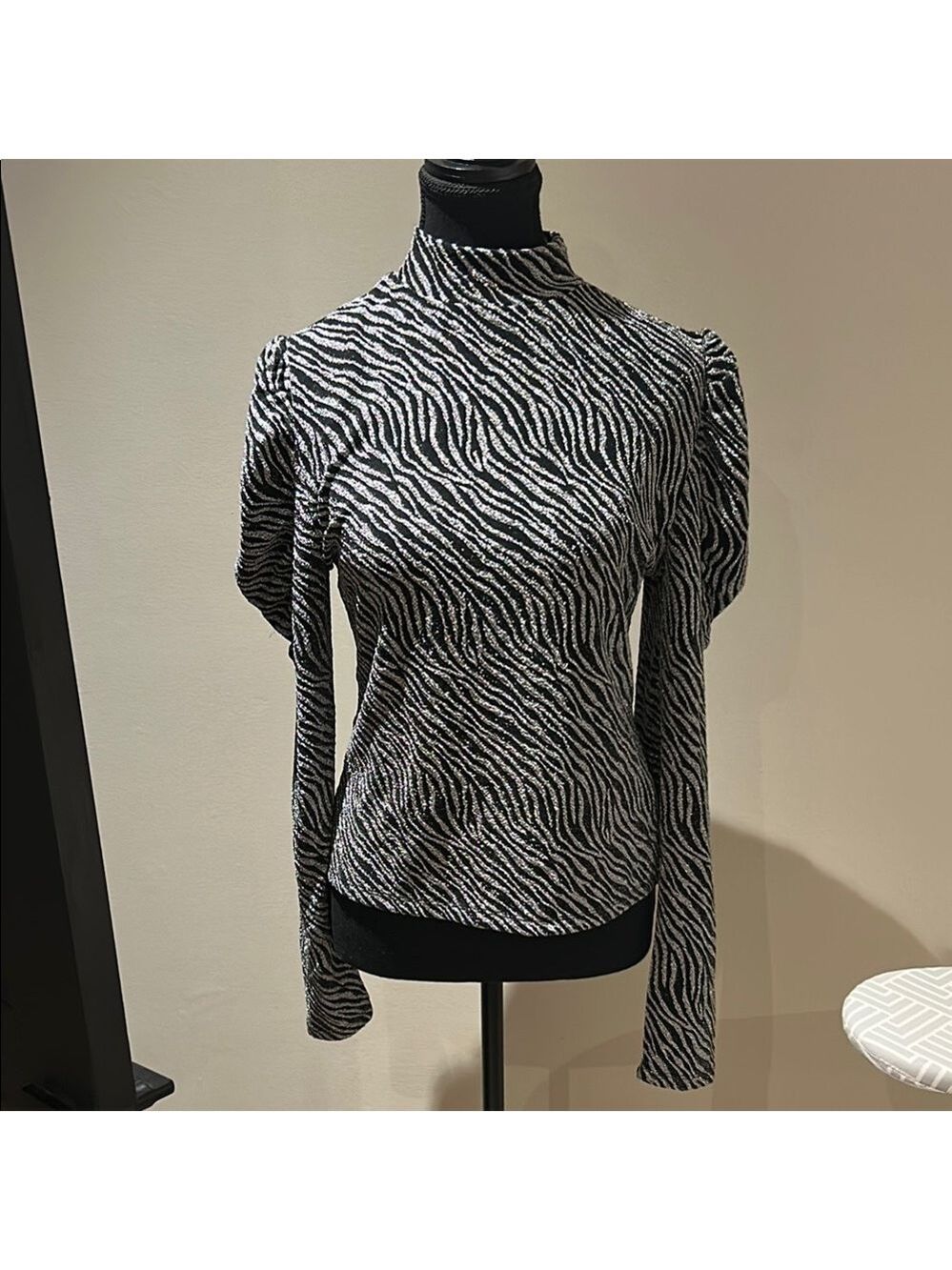 Suzy Shier Black and White Puff Sleeve Fitted Blouse